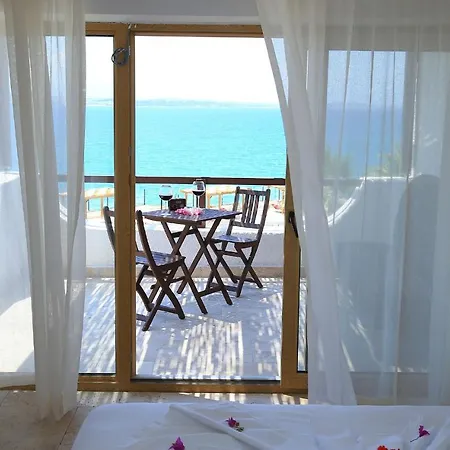 Romeo Ceshme Plus Hotel